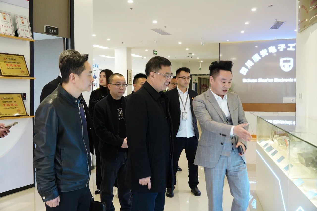 市领导率队调研顺安电子 推动数字经济深度融合
